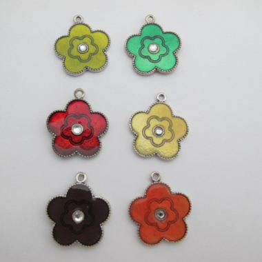 Wholesaler PERLES BLEUES - 10 flower pendants in double-sided enameled metal 33x29mm