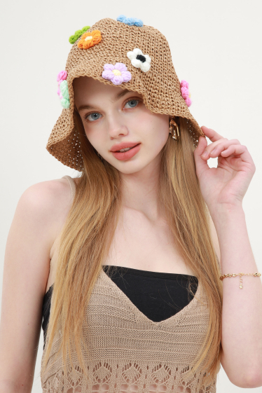 Wholesaler Phanie Mode (Phanie accessories) - Straw effect bucket hat with multi-colored knitted flowers