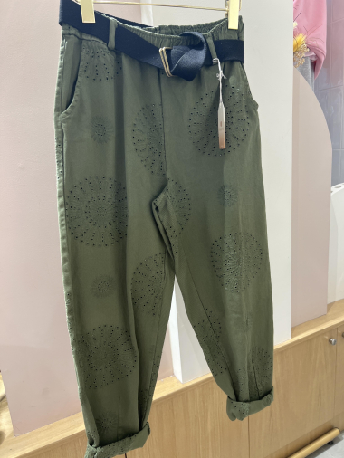 Grossiste POHÊME - Pantalon Irina  dans un tissu brodé , livré avec ceinture coton