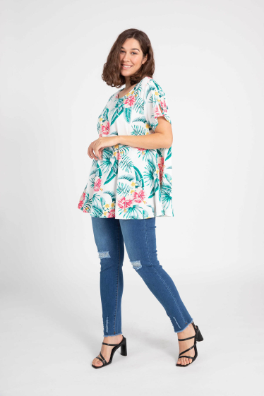 Wholesaler Pomme Rouge Paris - Plus size printed blouse (C6357)