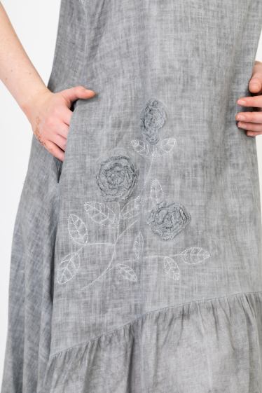 Wholesaler Pomme Rouge Paris - Plus size dress with gray floral embroidery (C8015)