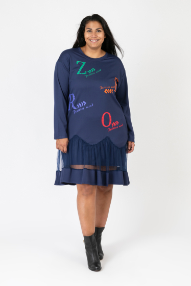 Großhändler Pomme Rouge Paris - Plus-Size-Kleid mit bunten Aufschriften (C6630)