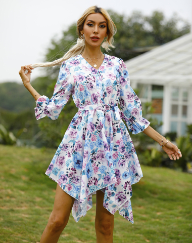 Großhändler PRETTY SUMMER - Asymmetrisches Kleid im Bohemian-Chic-Stil in Weiß und Himmel