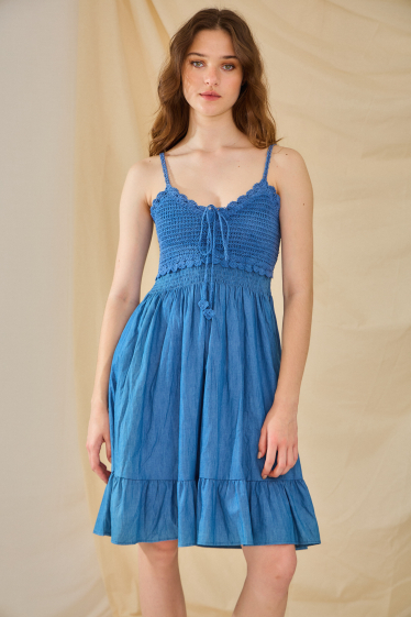Großhändler Rosa Fashion - Kurzes, schlichtes Kleid mit Trägern
