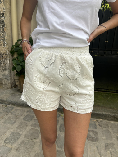 Mayorista Rosa Fashion - Shorts con bordado inglés.