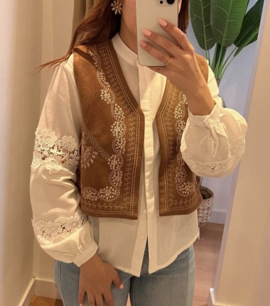 Wholesaler Rosa Fashion - Embroidered sleeveless jacket