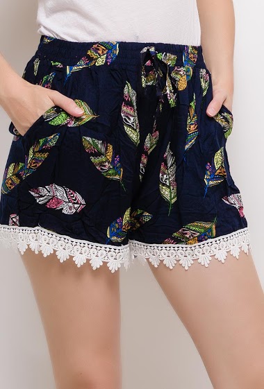 Wholesaler RZ Fashion - Shorts with printed feathers
