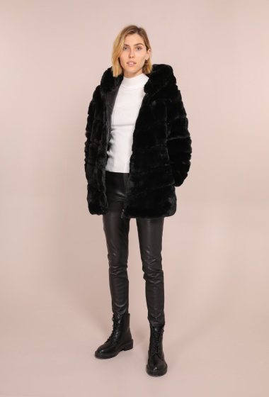 Großhändler Sandy Paris - Long faux fur coat with hood