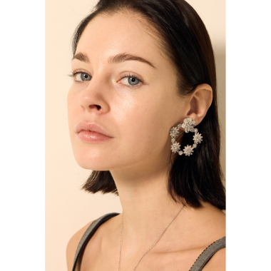 Großhändler Satine - Blumenkronen-Ohrringe mit Mini-Strasssteinen 5,50 €