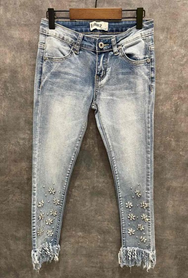 Jeans with fancy strass and frayed ankle part