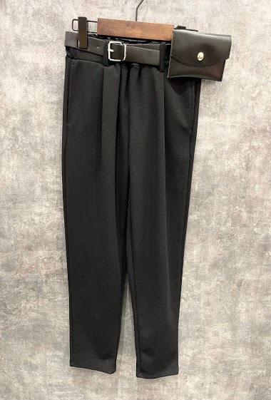 Carrot pants in crepe material with small pocket belt