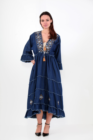 Großhändler SK MODE - Das lange hellblaue Jeanskleid ist mit einem wunderschönen SKM1313G verziert