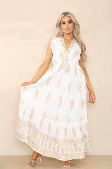 Großhändler SK MODE - Ärmelloses Kleid mit V-Ausschnitt und Mosaikfedern, Hintergrund mit Blattgoldblumen, Art.-Nr. 23-978SK