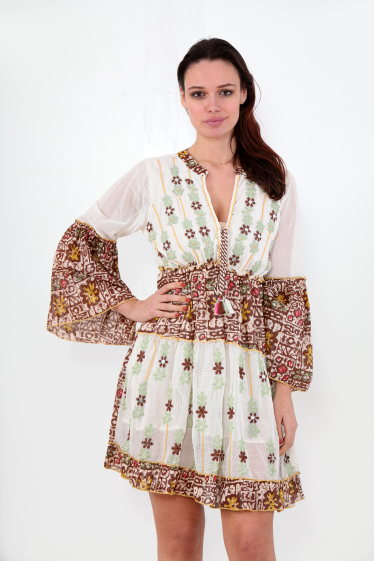 Großhändler SK MODE - Kurzes Kleid mit V-Ausschnitt für Damen mit floralem Stickmuster Ref-6168