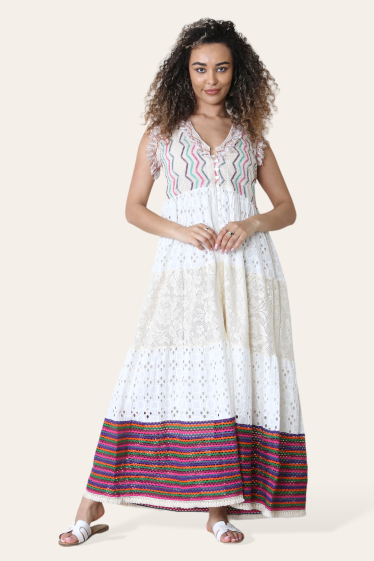 Wholesaler SK MODE - Sleeveless long dress in simple white with buttons and lace, ref SKYM-23