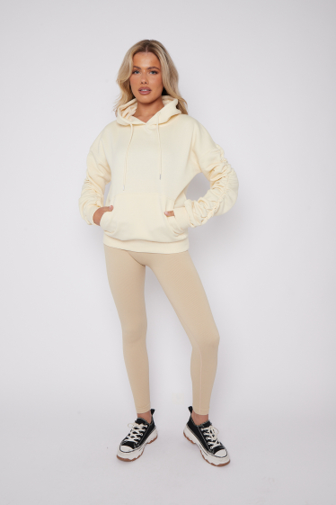 Wholesaler SK MODE - Elegantly designed hooded sweatshirt for women, ideal for layering against the cold.