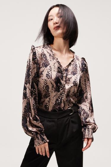 Wholesaler Smart and Joy - V-neck blouse with ruffles and vintage print