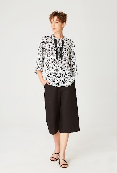 Großhändler Smart and Joy - Bluse mit Tulpenärmeln und monochromem Blumendruck sowie kontrastierendem Ausschnitt