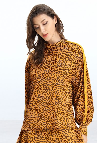 Wholesaler Smart and Joy - Leopard print trim on arms blouse