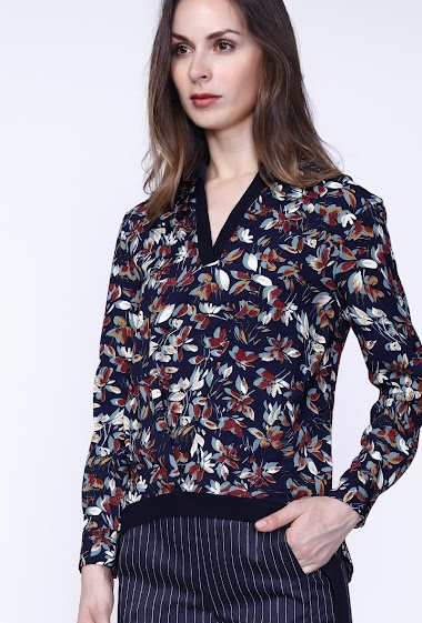 Wholesaler Smart and Joy - Satin and leaf print V-neck blouse