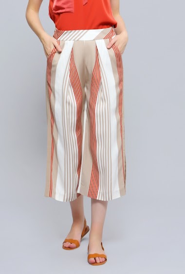Wholesaler Smart and Joy - Loose pleated cropped trousers with striped print