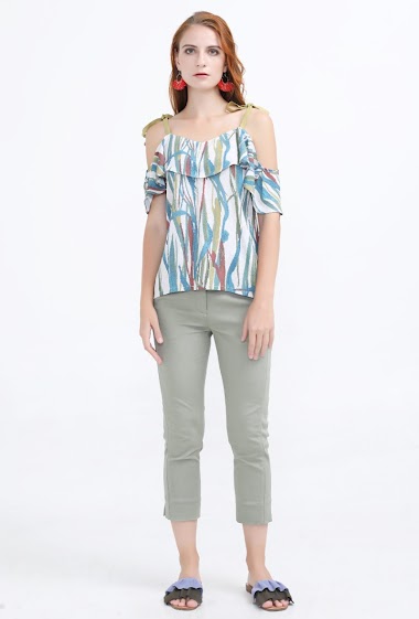 Großhändler Smart and Joy - Top with tropical print and ruffled shoulders COLUMBINE