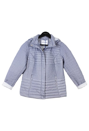Thin and light down jacket with stripe pattern