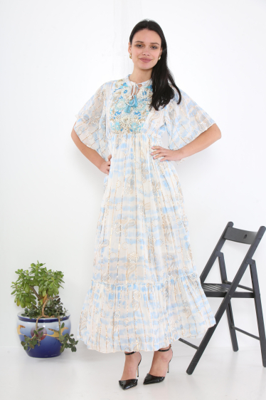Großhändler Sumel - Kleid mit V-Ausschnitt, kunstvoller Blumenstickerei, halbarm, Hintergrund in Pesteltönen, Ref. 25-203