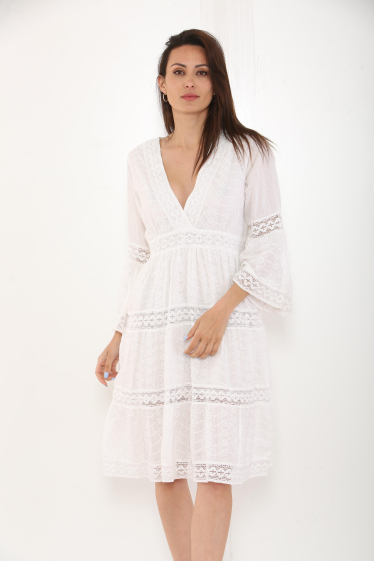 Wholesaler Sumel - Short cotton dress, V-neck, embroidered lace edges, long sleeves. -1132