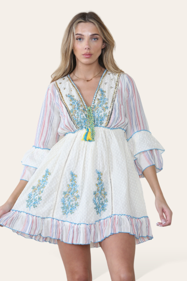 Großhändler Sumel - Kurzes Kleid mit Rüschenärmeln, V-Ausschnitt, Spitzenband und Blumenkragen, Ref. 6201