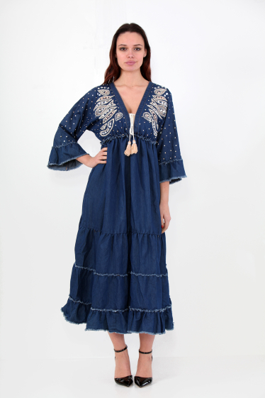 Grossiste Sumel - Robe longue en jean bleu, ornée d'une magnifique broderie en fil blanc 1315.