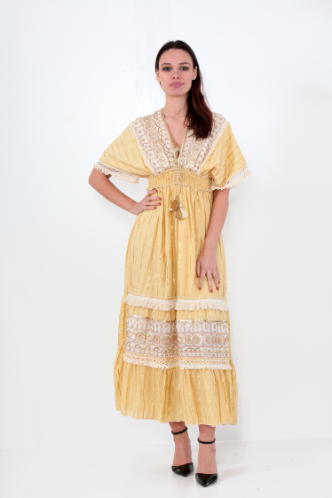 Grossiste Sumel - Robe longue pour femme AN24111 avec motif circulaire à paillettes dorées.