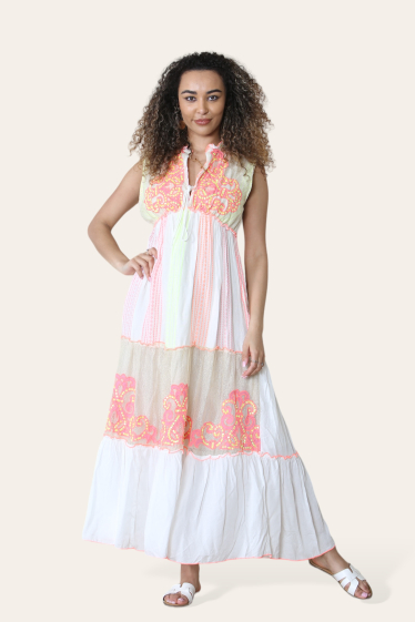 Großhändler Sumel - Langes ärmelloses Kleid mit wellenförmiger Stickerei aus Cord in leuchtenden Farben, Ref. 21119