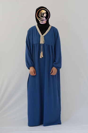 Großhändler TRENDLAND - Rima (ريما) / Abaya in besticktem JAZ mit V-Ausschnitt