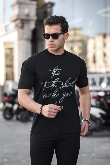 Großhändler TRICKO - Kurzärmliges Herren-T-Shirt mit Rundhalsausschnitt und dem Aufdruck „The Truthshall Make You Free“.
