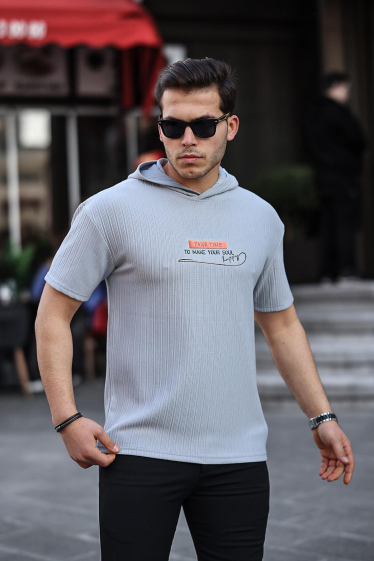 Grossiste TRICKO - T-shirt homme manche courte à capuche et à rayure en relief imprimé en 3D