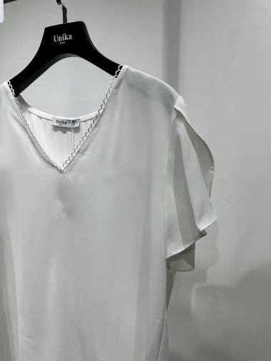 Großhändler Unika Paris - T-Shirt mit V-Ausschnitt und speziellen Ärmeln