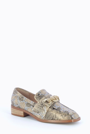 Snakeskin loafers with gold multilink chain