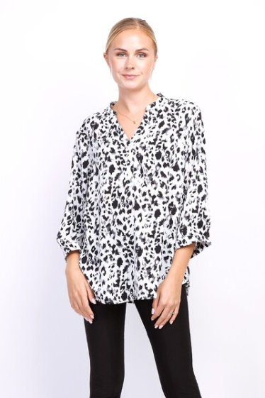 Großhändler World Fashion - Spotted print buttoned blouse