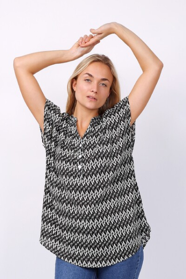 Großhändler World Fashion - Fließende und lässige GT-Bluse mit kleinen Ärmeln – geometrischer Druck