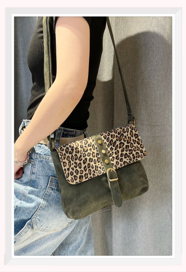 Mayorista Z & Z - Bolso bandolera de ante con solapa y estampado de leopardo