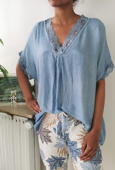 Wholesalers Zafa - V-neck blouse with lace.