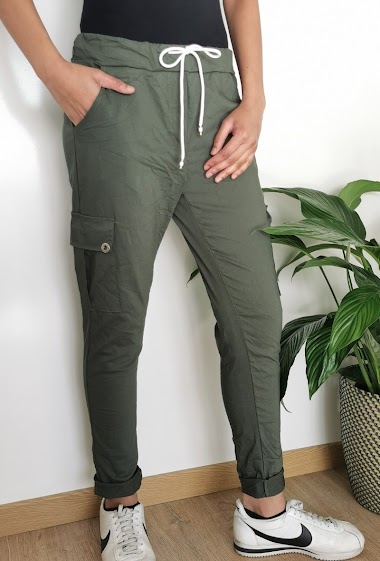 Jogging pants in cargo style, with two side pockets.