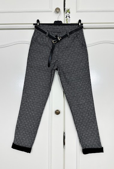 Petal print chino pants with pocket and belt.