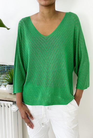 Knitted sweater with 3/4 sleeves, with openwork details.