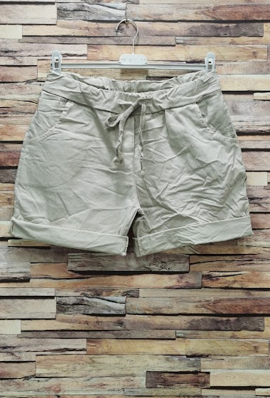 Plain crumpled shorts, with side pocket.