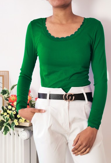 Ribbed top with lace at the end of the sleeve and at the collar.