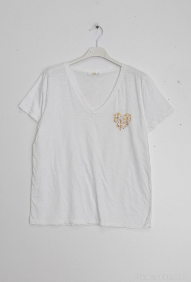 Großhändler Zelia - Besticktes T-Shirt mit V-Ausschnitt auf weißem Hintergrund