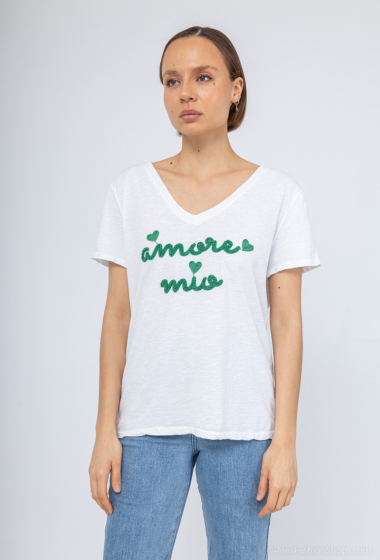 Großhändler Zelia - Besticktes T-Shirt „AMORE MIU“ mit weißem Hintergrund