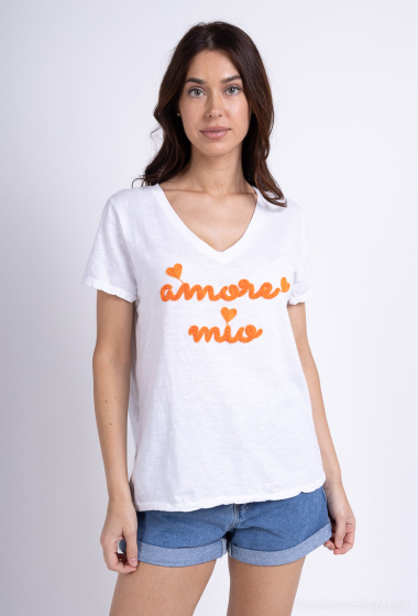 Großhändler Zelia - Besticktes T-Shirt „AMORE MIU“ mit weißem Hintergrund